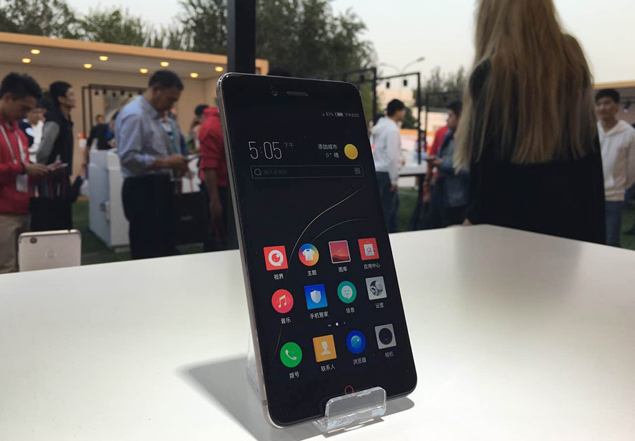 2	Ŭ�����»��ṩ������ɫ�汾������5.2Ӣ��ȫ������Ļ�������ܶȸߴ�424ppi�����ȸߴ�450nit������ͨ͸�������Ӿ�Ч���ǳ����ڡ�