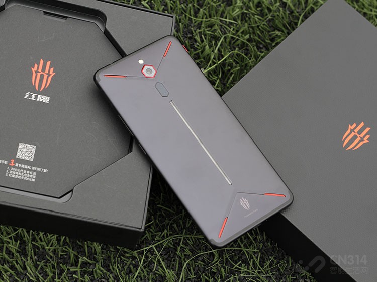 ��ħMars���ص�ICE��ά����ɢ��ϵͳ�������ÿ����������ͺͼ����˶��ġ����䡱ɢ��֮�⣬���߱�Ŀǰ�Ƚ������ġ�Һ�䡱ɢ�ȡ��ڻ����ڲ���һ�����������ɢ��ͭ��װ�ã�ͭ���ڵ���ȴҺ�������������������������֮��Һ���������ٴζԴ��������н��¡�