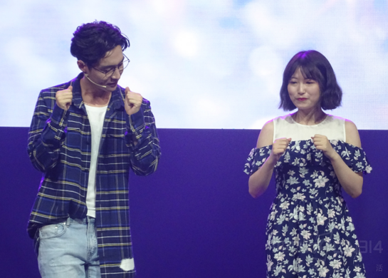 С��簡�����ֱ��������ڹ��ڳ������ã�����˧�˲��𰡣��ߣ��ѷ�һ���ӡ�