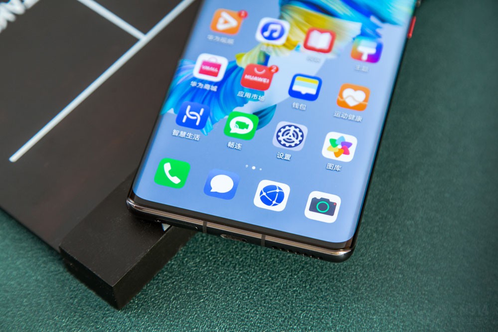 ��ΪMate40 Pro���β��õ�����9000�����������Եĵط���GPU���׷�24�� Mali-G78 GPU��Ⱥ��ͼ��������������60%����Ȼ�����������ô�࣬Ҳ��ǰ���������ߵ����أ��Ͼ���ǰ����оƬ�Ķ̰����GPU�����ε�Mate40 Pro���ǲ�ǿ�˶̰塣