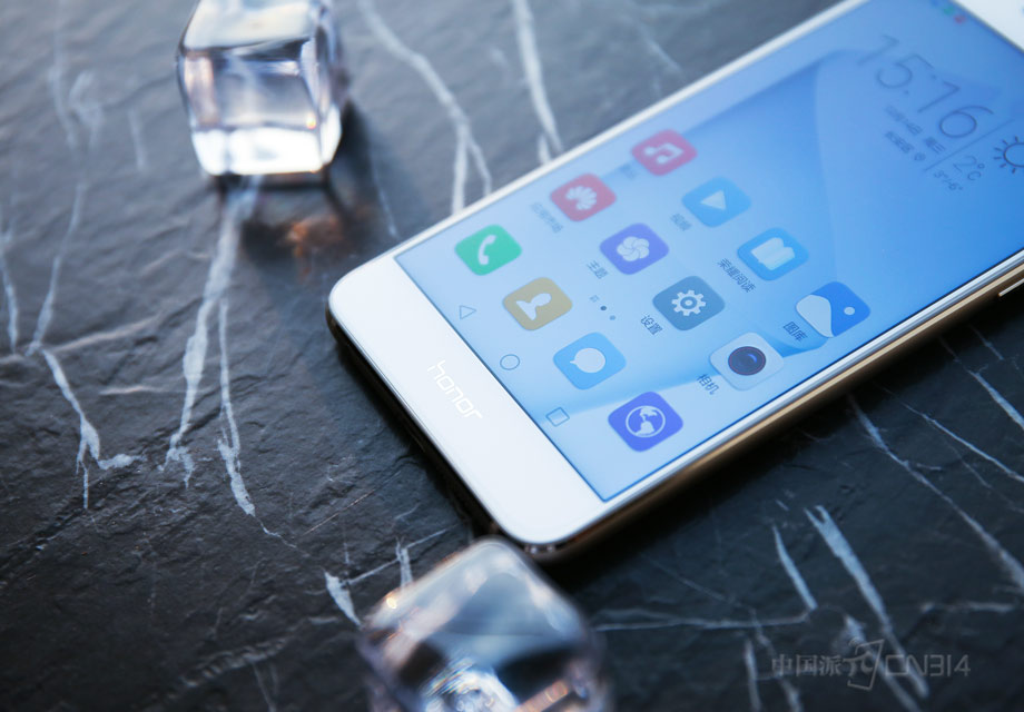 ��Ļ�·���honor��־�ǳ����ۣ��ڵ���ȥLogo�����ĳ����У���ҫ������������ǰһ����