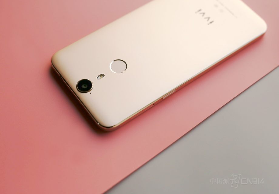 ivvi i3 Play���Ҳ�߿��ǿ�������SIM���ۣ���ǰ�����Ͳ�ͬ�����ı߿���Ǹ��ӷ���������һЩ����֮����