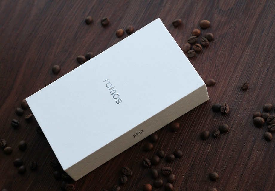 ��ħR9�İ�װΪ��ɫ��װ�У���֮ǰ����ħ�ֻ���װ����ɫ������һ�£��Ƚ���������Ʒ��ɫ����