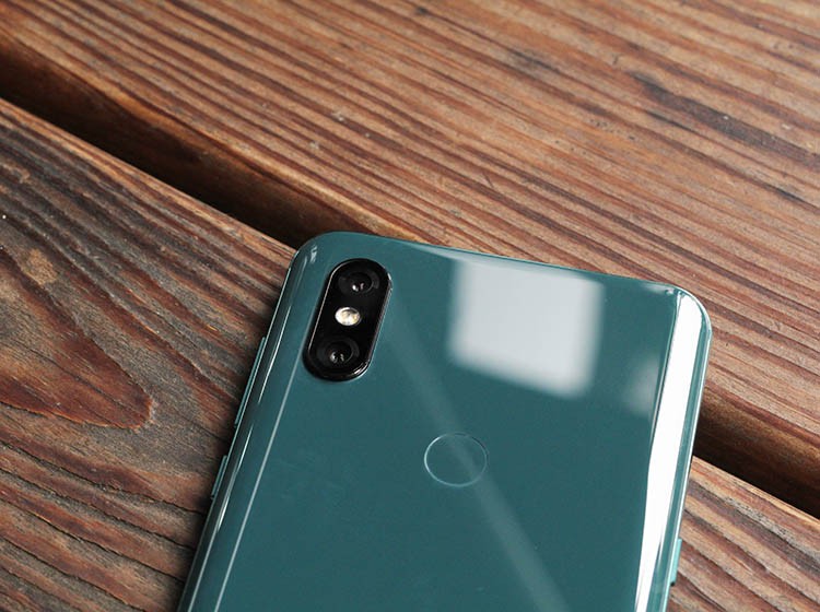 �������������ź���˫������˳���ҹ�����ܣ����ֳ�ɫ����DxOMark���յ÷�108�֣��ܷ�103����������Ļ�������1200����+1200�򳤽�˫�㣬����ͷΪ����IMX 363��1.4��m�����������أ�֧��Dual PD���ٶԽ��Լ������ѧ������