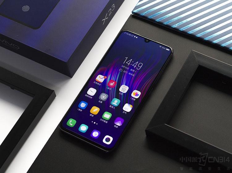 ��ͬ�ڴ�ͳ����������vivo X23��β��õ���ˮ�������������������һ���콢�����Super AMOLED��Ļ��֧��DCI-P3��ɫ������19.5:9�Ļ���������ʹ����ռ�ȸߴ�91.2%���Ӿ�Ч���ǳ��𺳡�