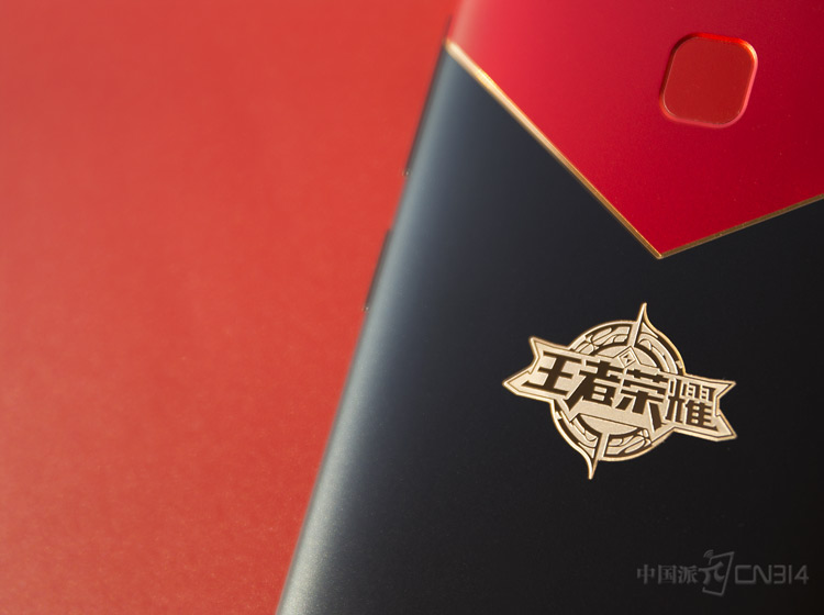 ������ҫ�����ϣ����ײɫ����V���ҷ·������˱����������������Victory����