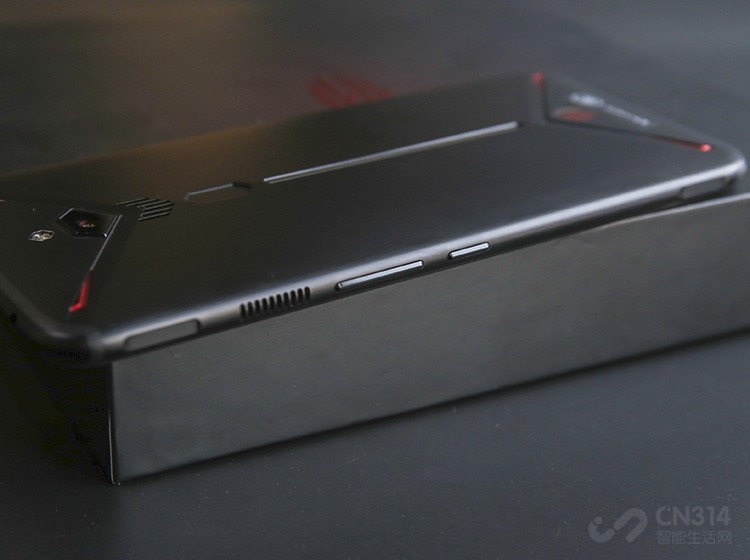 ��ħ�羺�ֻ���ɢ��ϵͳһֱΪ��������ֵ�����һ�κ�ħ3ֱ�ӷ��˸������С���������ǰ����ƷҺ��+����ɢ�ȵĻ����ϣ��ڻ����ڲ������˳�С������ɢ�ȷ��ȣ�����ȫ�µ�ICE2.0�����άɢ��ϵͳ�����С���ȵ�ת����߿ɴ�14100��/�֣����Ը����ֻ��ķ�������Զ�����ת�٣�������ȴ����0.135W����ʹ�÷���ʼ�ձ������ת��������ÿСʱ�ĺĵ���Ҳ����1%����������Ŀ����ǳ���ڣ������ķ���ǽ���ڣ�һ��һȥ֮������ú�ħ3ʼ�ձ��֡��侲����