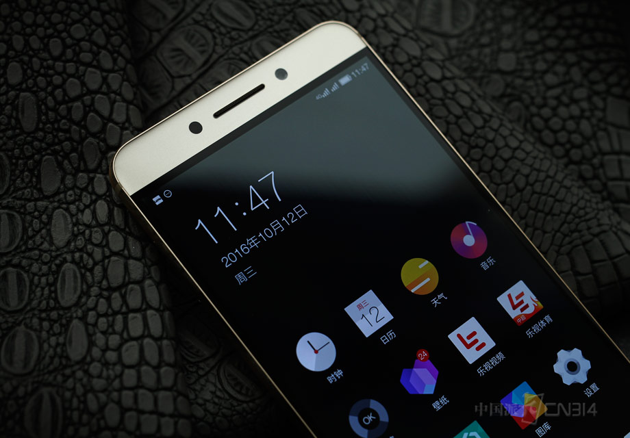 ��Pro 3����ȫ����һ�廯����������ռ��98%�������䱸5.5��1080p��Ļ 2.5D���沣������Ȼ�Ǵ��ϲ���ּ��ĶԳ�ʽ����ס����͡�