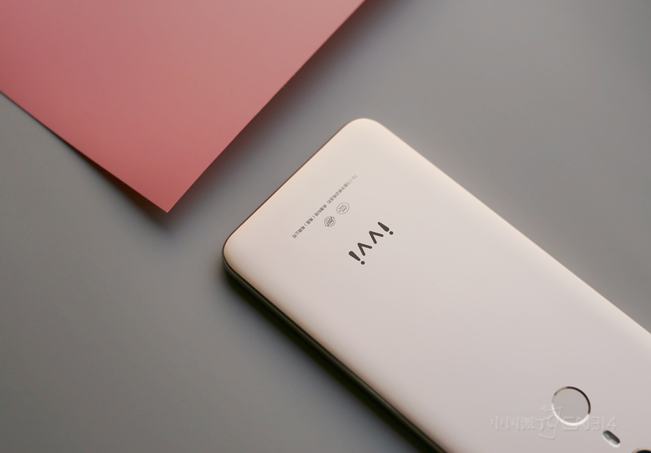 �����ײ���ivvi��logo,ivvi�ԡ����ӡ�Ϊ���ģ�����i����ÿ������Ϊ����������ڣ�ͻ����ÿ���˶����ҵ��Ͽɺ����ͣ�����V��ͬһ�����������������������ˣ�Ҳ�������������硣