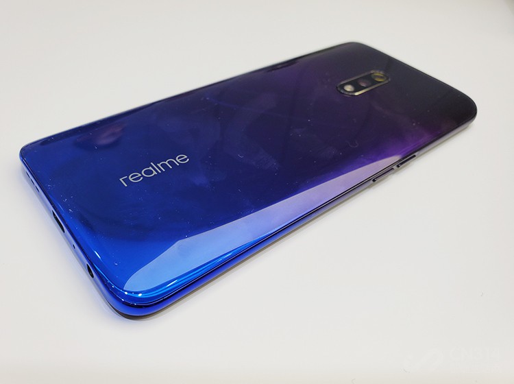 Ȼ������Ҫ��Ϊ�û���λ�еͶ��г��ͻ�������������ɢ�ȷ��棬realme X����ȫ������ɢ�ȹ��գ�����ͭ����ʯīƬ�����Ͻ������ϱȵ��������ߵ�ʯīƬ��ɢ��Ч�����ã����ض���Ϸ��ʱ����ô��������õ�ɢ�ȣ����ָ�֡�����У�����Ϸ���ӳ��졣