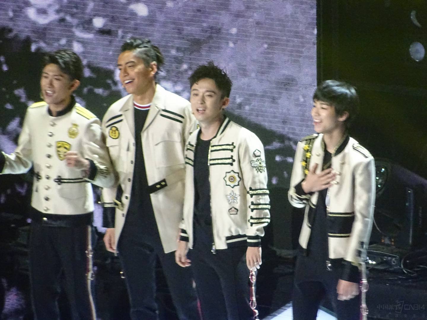 ��һɽ���������������ӽ�������½��һȺ�����������š����ֵܣ��������Ͽ�ν����ѹ�������ơ�