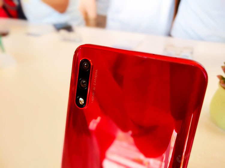 ��4800������CMOS�ļӳ��£���ҫ9Xϵ��������AI��Ӱ2.0���棬��ʵ��60���ֳ���ʶ����ʵʱ�����Ż���ʶͼ��ͼ�����ٶȸ��죬�����Զ��Ƽ�����ҹ�������Ȳ�ͬ��ģʽ�������������������Ƭ��