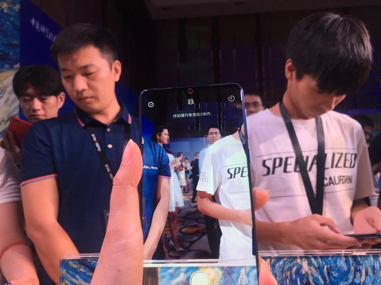 Ŭ������һ�η�����һ�򡰺ڿƼ�����ET�����������������ܹ�����AI����ѧϰ��Ч�ʣ���AI�˹��������̸�������Ҳ���ߡ� ��ET�����ļӳ��£�Ŭ����Z18�����������ǳ��࣬�ܾ�׼�ض�500�����ϳ�������ʶ��ʶ��׼ȷ�������ͨAI����40%��ETӰ�����������Բ�ͬ��������������������Ż���������һ�ļ�������