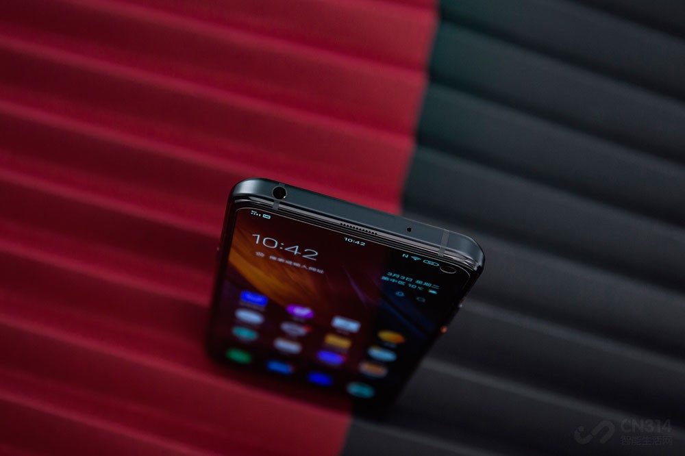 ���ò�˵iQOO���Ǻ����ĵĸ���ұ�����3.5mm�����ף�������������Ҳ���׼�����˵�ת���ߣ�����ԭ�ж������߹��ø��õĶ���Ҳ�����㡣