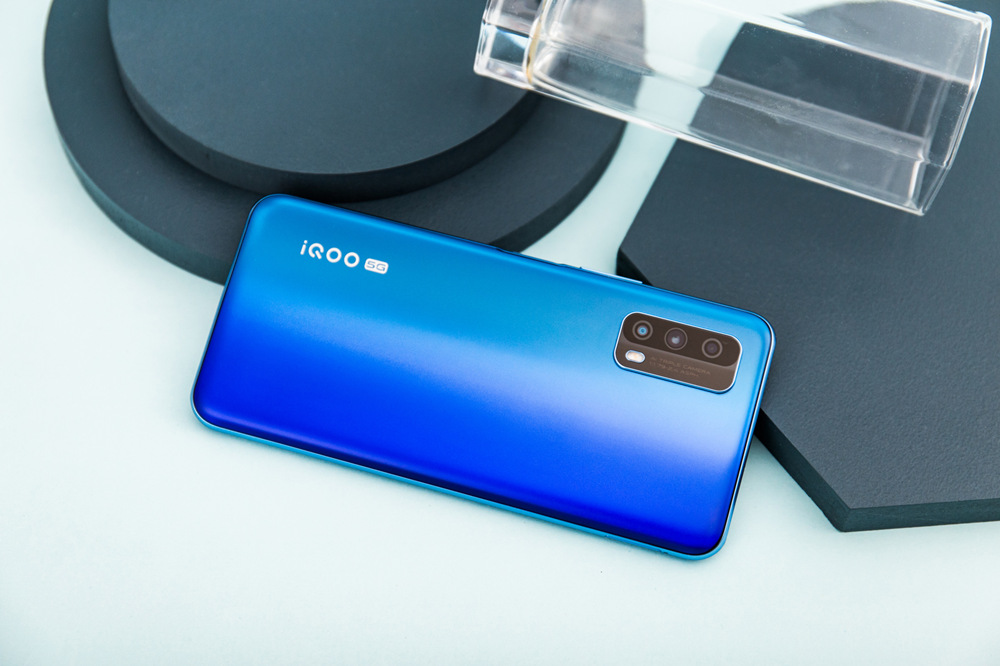 iQOO Z1xظͨ765G SoCSoC7nm EUVƳ̹գCPUֲͬ855ͬKryo 475ܹƵߴ2.4GHz˵빦ġ