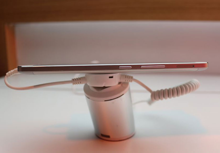 ����M5 Plus�����Ҳ�İ���ͬ���ǲ��úͱ߿�һ���Ľ������ʣ�ͬ����Ե�����׹⴦���������ͻ�������һ�£������ǳ���ϸ������������۲���SIM���ۣ�����SD����ۣ������û���չ�ֻ��Ĵ���ռ䡣