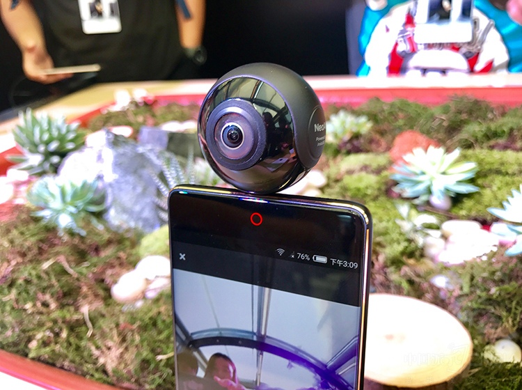 �ֳ���չ����Ŭ����VR�������С�ɵ����ķǳ���Я����������Ҳ�ܼ򵥡�