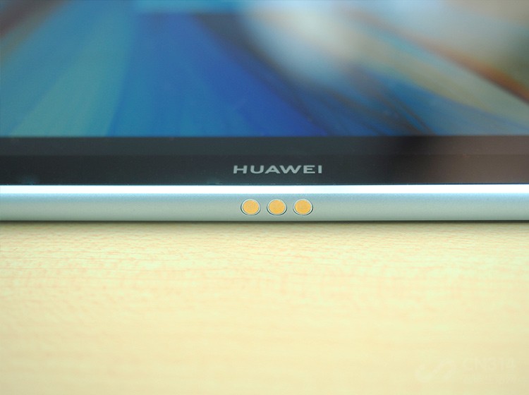 �����ײ��м�λ�þ��Ǵ��������ˣ�ֻҪ���῿����������Ľ��λ�þͻᡰž����һ���ι����ϡ�ͬʱ�û���֧��˫��������֧�ֶű�ȫ��������36.3Wh�Ĵ�������ػ�֧�ֿ��ٳ�磬1.5Сʱ���ܳ䵽88%���ۿ�������Ƶ�ܹ�����10Сʱ���ҡ�