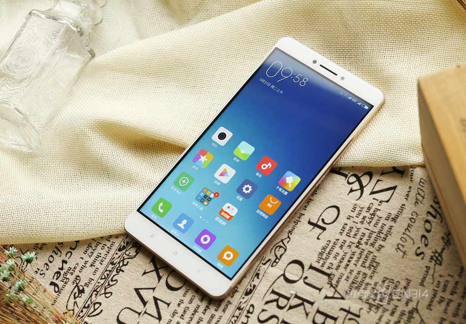 ��˵ǰһ��ʱ�䷢����iPhone SE��ҵ�������һ��С������������С��Max�ĺ�ճ���ȷʵҲ�ԵñȽϾ��ޣ�ӵ��һ��6.44Ӣ����ʾ����ʹ����Ļ��Ұ���俪����180p�ķֱ���Ҳ�Ե��й��оء�