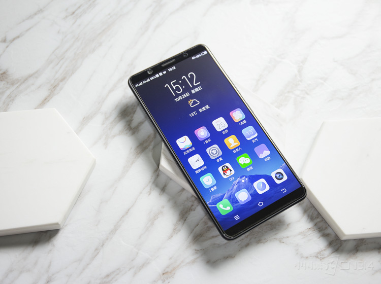 �ڵ���ȫ�����ŷ���ʱ���У�vivoX20ϵ�ж���vivo������̱����壺6.43Ӣ��2K�ֱ���Super AMOLED��Ļ��18:9�ĳ����ȴ���������ʾ����