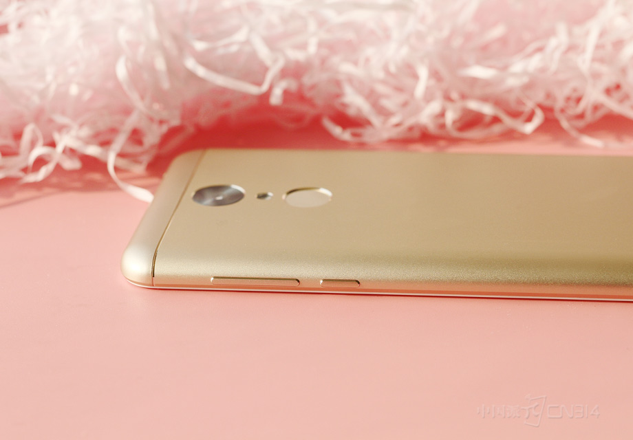 �п���һ��ĵ�Դ������������ɫ��Ȼ�������ɫ����һ�壬�������У���ѹ���ʣ�ΪN4A��ϸ�ڴ������ޡ�