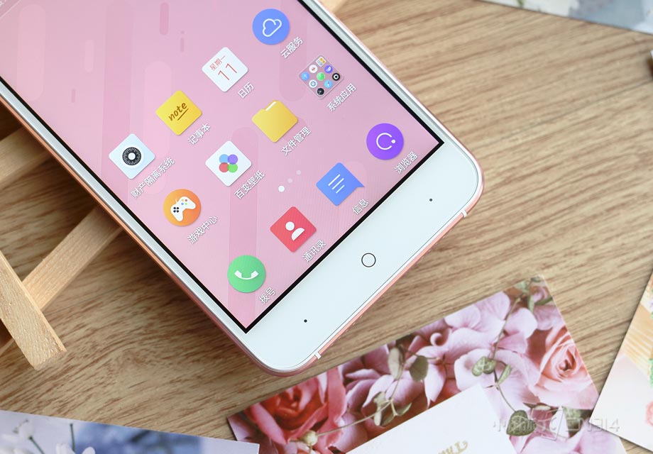 �ֻ������Ϸ�������������ƽ�����صĺ����ơ�ǰ������ͷ��Բ����Ͳ�����߾��봫�����·������������ⰴť�����ɱ����������ĶԳ����С�