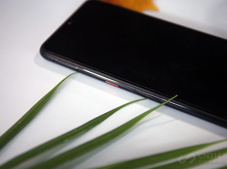 �����ı߿��ϳ��˳����İ������⣬���ڻ�������������һ�ŵ�����AI���������˺�ɫ����׺�γɾ���ġ�����䡱ײɫ�����������Կ��ٺ�����������Jovi��