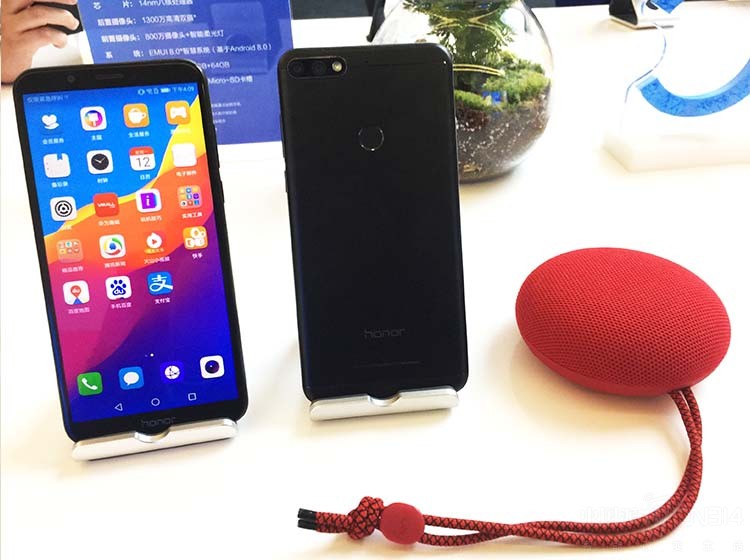 �Դ����ڰ�׿8.0ϵͳ���Ƶ�EMUI 8.0ϵͳ��ͬʱ��ӵ����Ϸ����ģʽ������˫���ӡ�ʵʱ������partyģʽ�ȹ��ܡ�