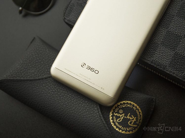 �����·�����ƻ��ǱȽϼ��ģ�ֻ��360�ֻ�Logo����ϸ��Ϣ��û�ж����װ�Ρ�