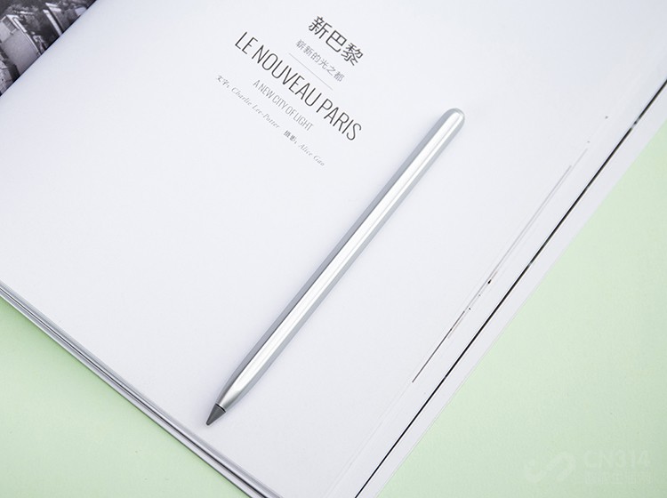 ��������棬��ΪMatePad Pro��ӵ��һ��֧��4096��ѹ��HUAWEI M-Pencil��д�ʡ�����20ms�ĳ�����ʱ��֧�ֲ����д���ܽ�����������ʽ��磬���30�뼴��ʹ��10���ӣ�1Сʱ������������������д10Сʱ������10�졣