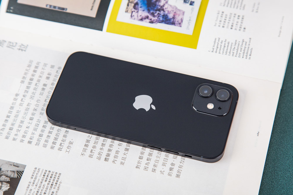 ͬΪ��ɫ��ɫ��iPhone 12����ɫ��iPhone 11���������ǲ��õĳ��ž�����Ե�ʣ�������ɫ��Щ΢�仯���ݹ����������ֲ��ʿ���������ܸ�ǿ�����⣬��ɫ����ɫ�汾��iPhone 12���iPhone 11Ҫ��ǳ�������iPhone 11�û��뻻����ϣ���ܶ�������ɫ�仯������׼����