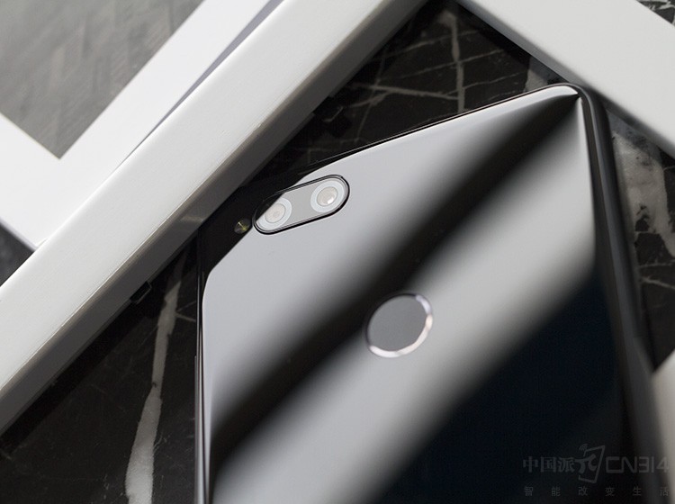 ���շ��棬360�ֻ�N7 Lite���ú��þ����黯˫��ϵͳ��������ͷ1300�����أ����ø�����ͷΪ200�����صľ�������ͷ����ʹ�ڰ��⻷����Ҳ���ĳ�ϸ��������ͼƬ��