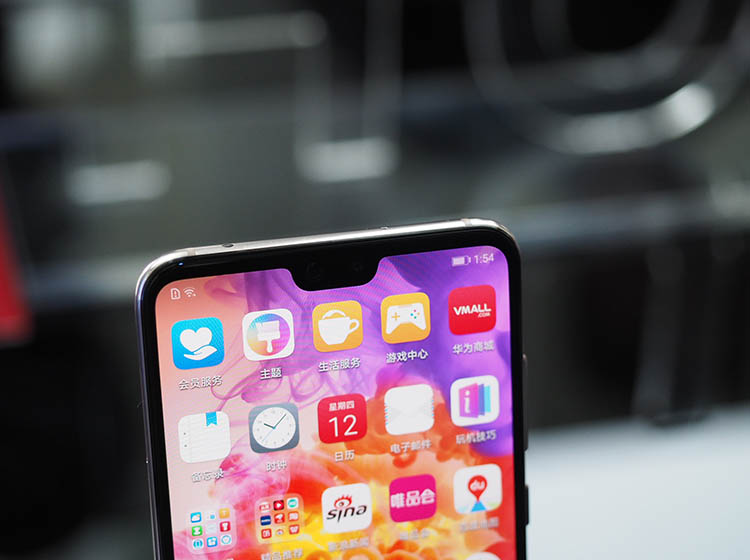 ǰ�þ�ͷ�ʹ��������ֽ��а����пڣ�����ʮ�ֽ��յؼ�����ǰ������ͷ����Ͳ�Լ����߾����Ӧ����Ԫ��������������������ƻ����iPhone X��ҪС�Ϻܶ࣬��˶�������ͷ������ʾ�����ϸ�ڡ�