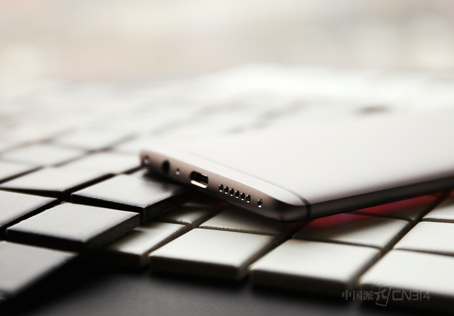 OnePlus&nbsp;3T�ĵײ��߿��Ǹû����������ӹ�ϸ���������ĵط����ϰٸ�ģ�巴����ĥ����ǧ�λ��治�������������ϸ�ڿ����������