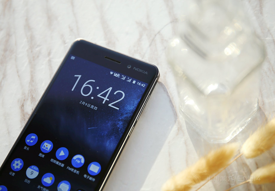 ǰ������ͷΪ800�����أ�F/2.0��Ȧ������ӵ�м��ѵ�����Ч����