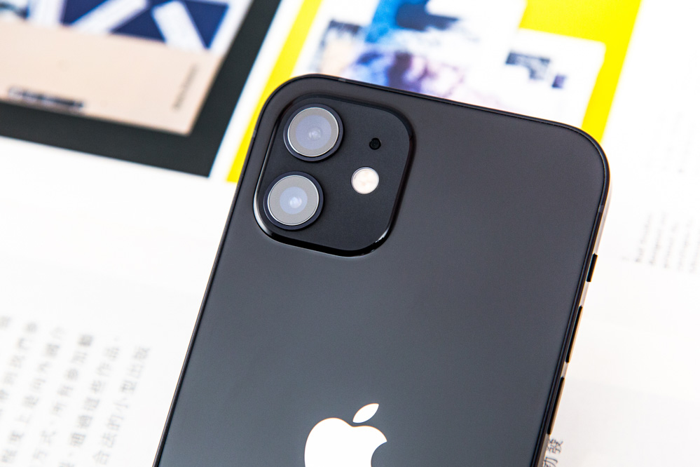 ���շ��棬iPhone 12��iPhone 11�ľ�ͷ��������û��ʲô�仯������1200�����ع������+1200�����س���Ǿ�ͷ�����������Ҫ�������㷨�ϵ��Ż�����ʵ������������ҹ����һ�������������ǵ�����ɫɢ����Ҳ�������ƣ�������ѣ�⡢��Ӱ��Ȼ���ڡ�