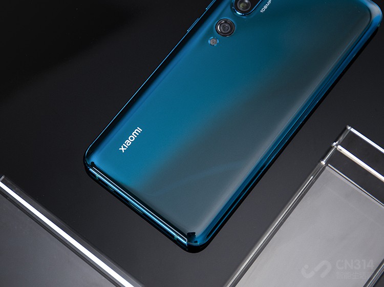 �����ֻ���������5260mAh���������������»������Ҳ�ﵽ��9.67mm���� 208g�����������ǲ�����˫������Ļ��ȫ���沣����ǵ���ƣ��������������3.57mm���������ﵹ�ǲ����úܺ�