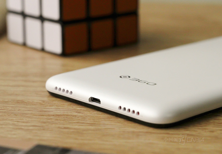 �ײ��������ֻ�����ĶԳ�ʽ��Ʒ���������ֲ��ڵײ��п����࣬USB�ӿڴ������м�λ�á�