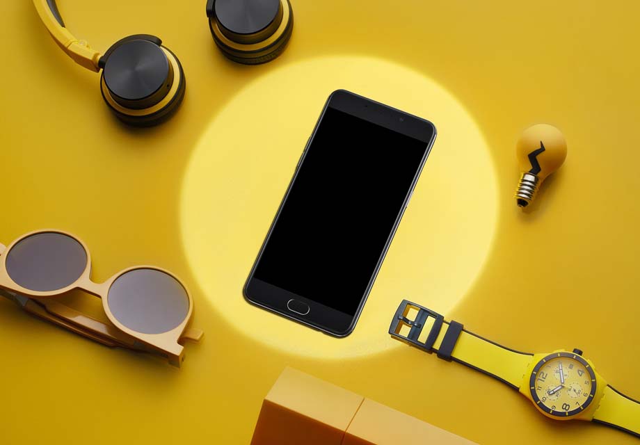 ���ʦ��ȡ��Դ��ѩɽ����У���OPPO R9ѩ�һҰ��ߴ�������һ�����ڲ�ͬ���������ߡ�΢΢͹�����������ߣ������ֻ����ת����������ͣ������������ϣ���������������ָ�Ϊͨ͸���������߲��ó��͵���CNC��ʽ�и��Ϊ��ϳ�;�ϳ��ϳ��֮�������Զ����Ļ�е�ִ�ĥ��ȥ�����ƺ�ë�̣������߸�Ϊ�⻬��