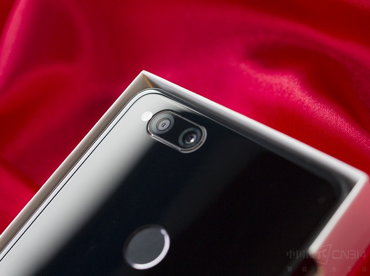 ��Ӱ�淨Ҳ��N7 Lite��һ�󿴵㡣1300������������ͷ+200�����ؾ�������ͷҲ�ǵ��±Ƚ������Ĵ��䣬1300������CMOSӵ��ǿ��Ľ�������ϸ�ڿ̻�����f2.0���Ȧ��ҹ��Ҳ���������������Ļ��棬200�����ؾ�������ͷ�ں��������㷨������ģ������Ȧ��ͷ��ǳ����Ч�������Ҹû���ӵ��360�ֻ����ҵ�AI�����ع⼼����������ȡ����Χ���м�ǧ������ָ����ÿ�������ɫ���ͱ��Ͷȣ��Ի�����о�ϸ���ڣ������յ���ƬЧ�������������ˡ�