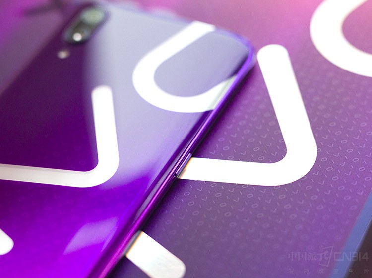 ���շ��棬vivo X23���ú���˫�㣬�ṩ����⡢AI���պ�AI��Ч�ȹ��ܣ���������ͷ��������IMX363��������˫��1200��йⵥԪ��2400��йⵥԪ���������״β���ӵ��125��ĳ�����Ұ�ĳ���Ǿ�ͷ�����û����Ծ�������������Ȥ��