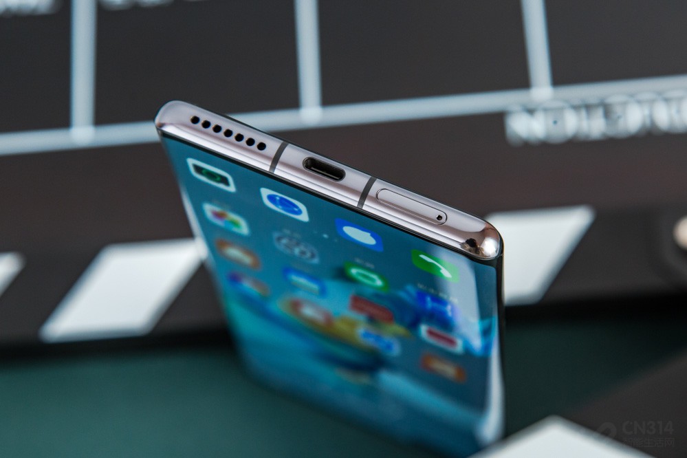 �������棬��ΪMate40 Pro�䱸��4400Ah������ֵ�����������66W SuperCharge��䣬����ٶȺ�����ʱ�䶼�б�֤��