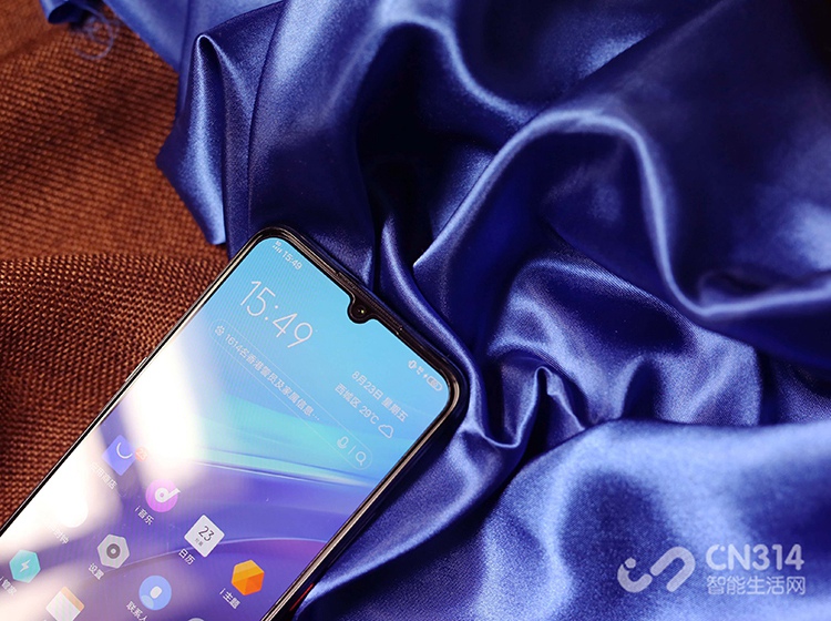 ǰ������ͷ���棬iQOO Pro 5G�������һ��˫��1200�����ص�����ͷ��ӵ��f/2.0��Ȧ��֧�ֻ�������������㷨�ȹ��ܣ�ʹ��ʱ���Ը����û��ķ��ʡ���ɫ�ͳ������߽�������ƥ�䣬�Ӷ����û�ƥ����Ϊ�ʺϵ����շ�����