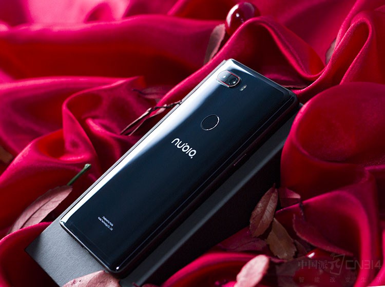 �����ĺ�ǹ��գ�Ŭ���ǹٷ���֮Ϊ��3D���沣�������䡱����ƽ�岣������������ģ������ѹ������800���϶ȴ����˸��ߵĸ�������õ�Բ��ȣ�����3D���ʹ����˼��ߵ���ֵ���⻬Բ�����������˼��˰���ʱ�»������������ֻ����������ֹ��գ�������Ŭ���ǻ����ǹ�ƴ�ġ�