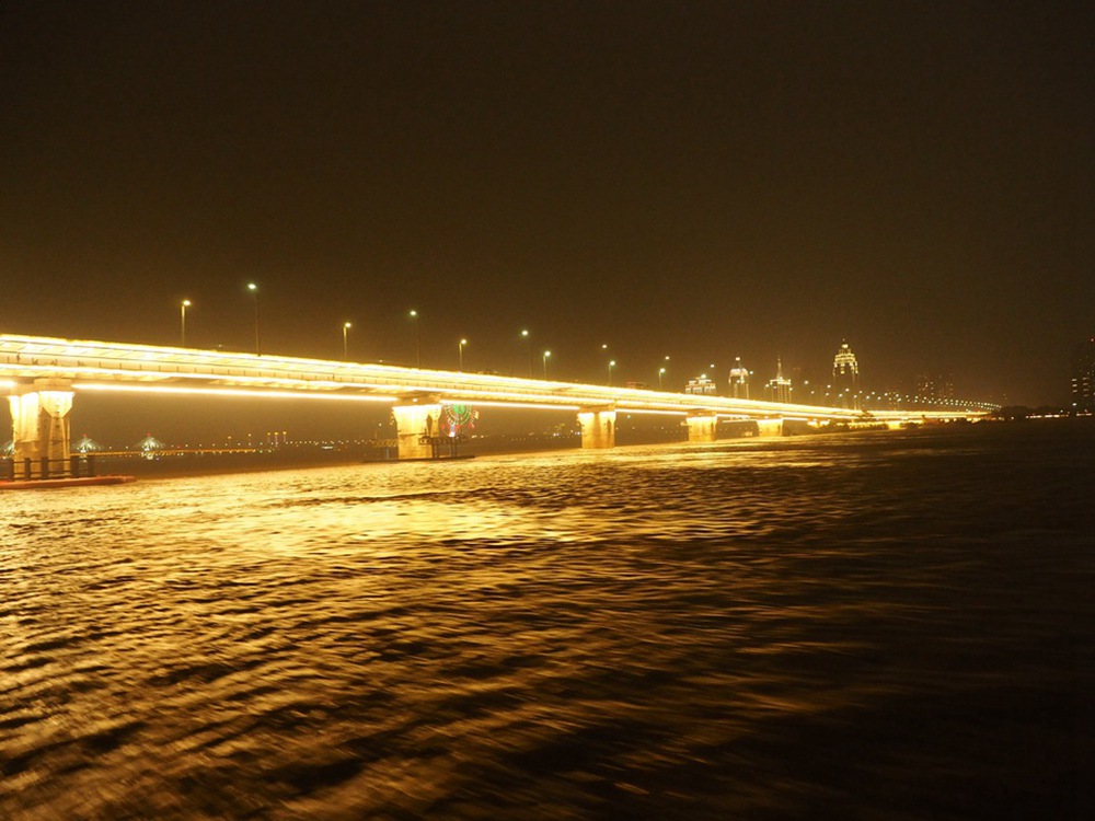 ��һ������֮�������8����ĵƹ����ͨ��һ�������ġ��󡱡����������ϲ���ʷ���ִ��ν�������Ӫ��������������߸������������о��۵ƹ������ġ�һ��������������ԡ��Ķ��ؾ��ۡ�