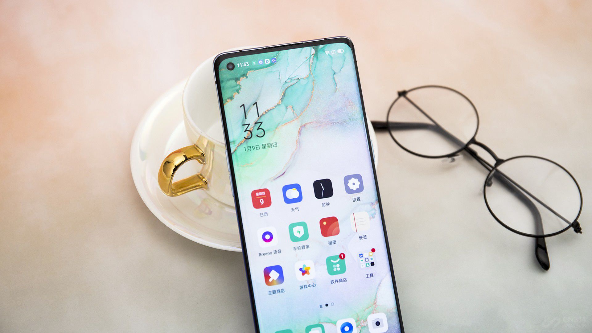 �ֻ�������һ��6.57Ӣ��Ĵ�������������߶˲�Ʒ����Ļ�ձ���6.2Ӣ�����ϡ���Ȼ��Ļ�����ˣ�����������ͨ��20:9�Ļ���������õģ��ֻ����ճ��ָм���û�б仯��