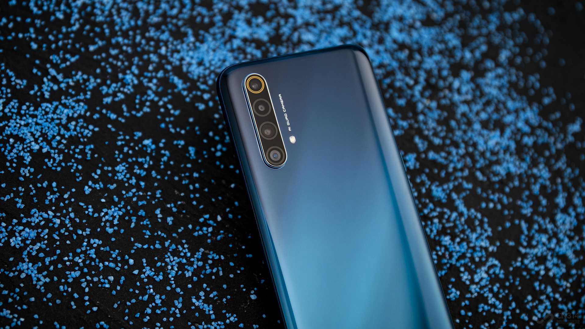 ��Ӱ�����÷��棬realme X50ͬ����һ���ɫ�ġ���ӰС���ڡ������÷�������6400����������ͷ��800�����س���Ǿ�ͷ��1200�����س�����ͷ��200�����ؾ��ͷ��ɵ����㣬���������ϴﵽ���콢ˮ׼�����⻹����Ϯ��OPPO��UIS��Ƶ�������������������ȶ�����������ƵЧ����