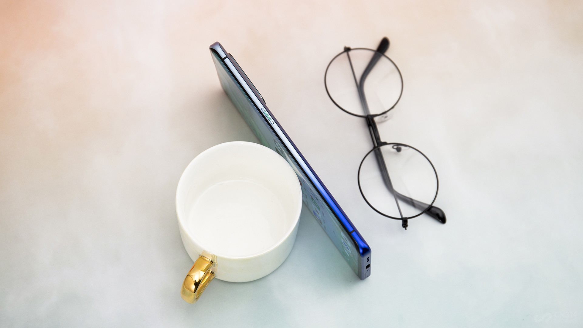 ��OPPO Reno3 Pro�����ж��ᱡ�أ�������Ƚ���7.7mm����������Ҳֻ��171g����Ŀǰ�����������ֻ���Ʒ�У�����ĳЩӲ�����˸�Ĳ�Ʒ��Ӧ�ú����ҵ�������Ϊ�ᱡ���ֻ���Ʒ�ˣ�