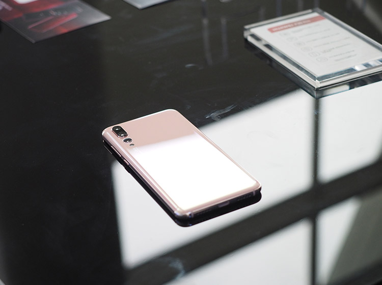 ��ΪP20ӣ�۽���õ���˫�沣���������������µĽṹɫ���ƹ��գ������ڹ����������Ź�����ֵ�൱��