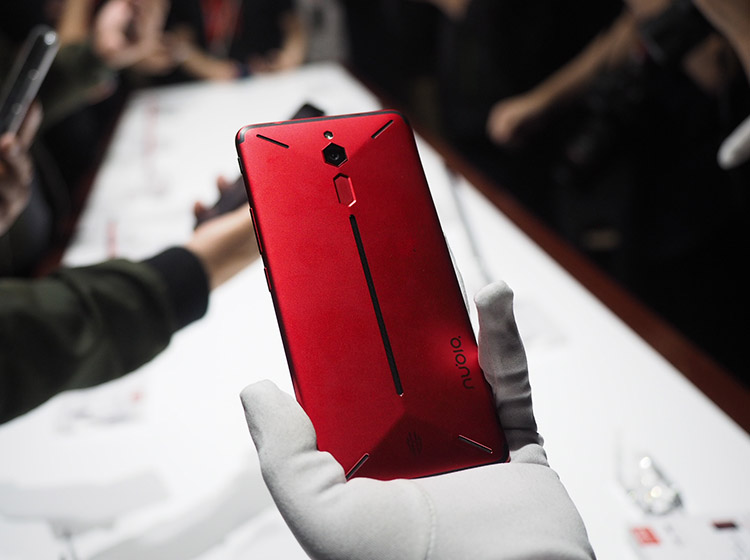 ����RGB�ƴ����ڶ�������оƬ�Ŀ����£������ܱ�ó�1680��ɫ�Ĺ�ʣ������������֡���Ϸ�����Ľ���չ�ֳ�����ߡ����⽣���ɶ��ȸ��ֶ��ص�Ч��